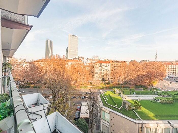 Appartamento quadrilocale in affitto in Via Tiziano, Pagano, Milano