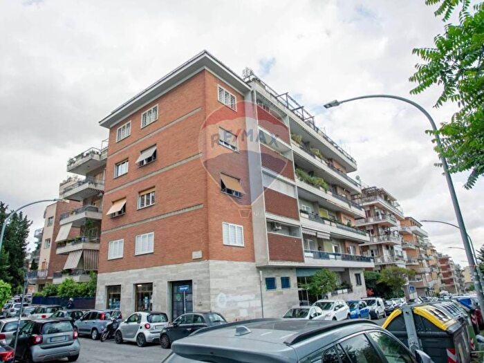 Appartamento quadrilocale in vendita in Via Festo Avieno, Roma