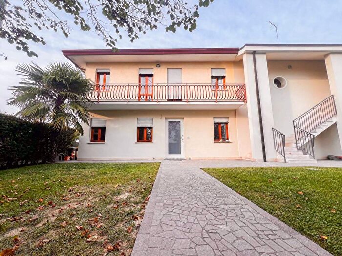 Casa con 6 locali in affitto in Via Giuseppe Mazzini, Fiesso d'Artico