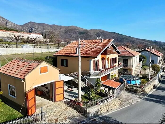 Casa con 6 locali in vendita in Via Capitolo, Onzo