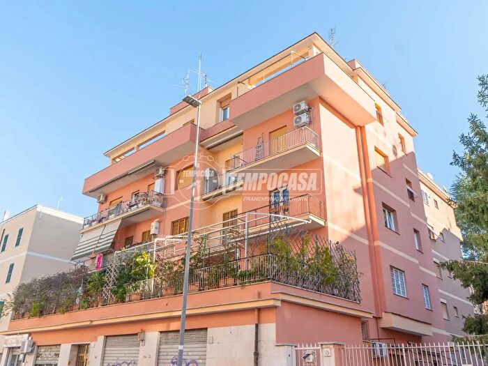 Appartamento trilocale in vendita in Via dei Lauri, Roma