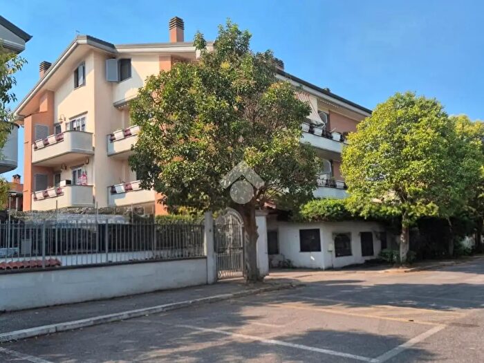 Appartamento trilocale in vendita in Via Mottola, Roma