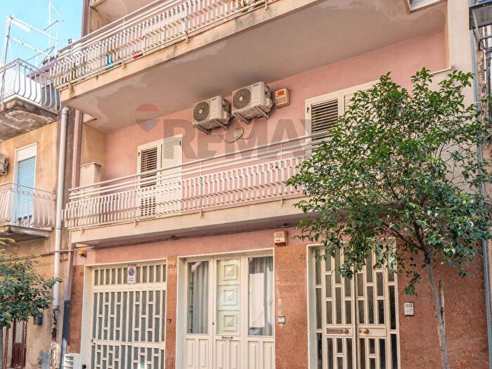 Appartamento con 6 locali in affitto in Via Fratelli Cairoli, Centro, Misterbianco