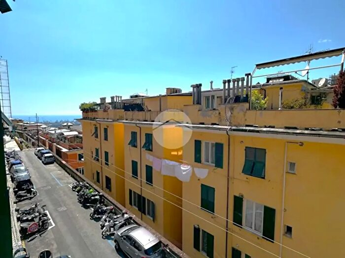 Appartamento con 5 locali in vendita in Via Ameglia, Genova