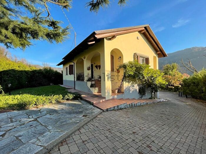 Casa con 8 locali in vendita in Torre Bormida