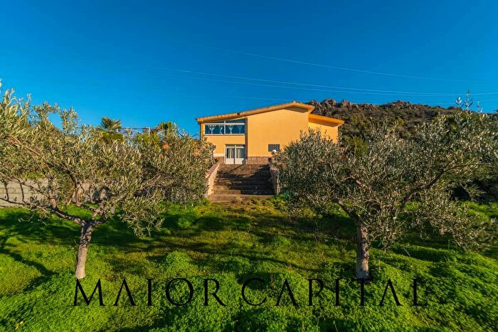 Casa con 8 locali in vendita in Via Deledda Snc, Posada