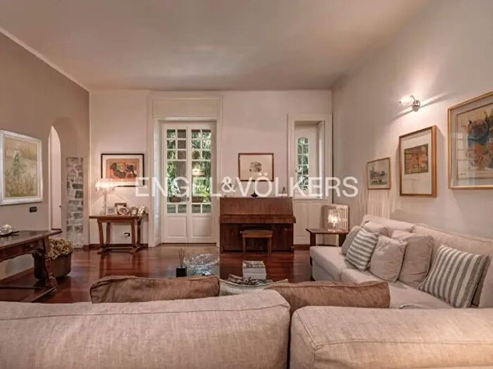 Appartamento quadrilocale in vendita in Via Francesco Crispi, Como