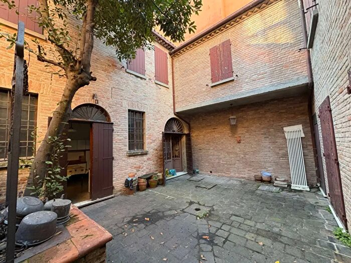 Casa con 7 locali in vendita in Piazza Ariostea, Ferrara