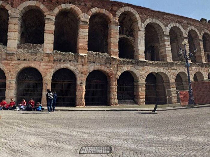 Appartamento bilocale in affitto in Via Santa Chiara, Veronetta, Verona