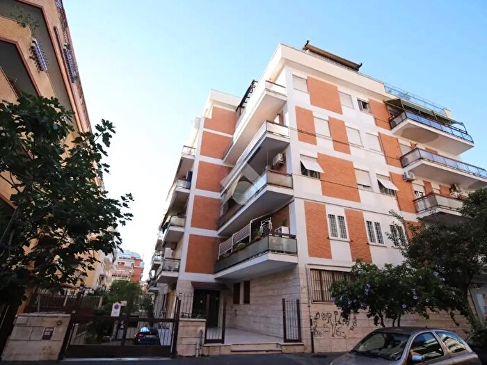 Appartamento trilocale in vendita in Via delle Baleari, Roma
