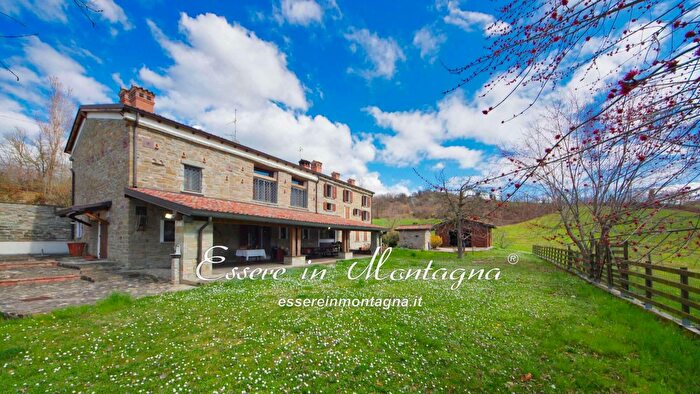 Casa con 15 locali in vendita in Toano