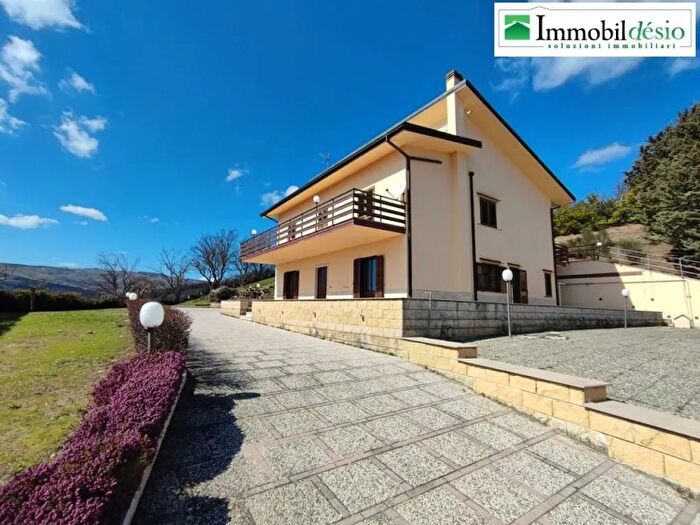 Casa con 18 locali in vendita in Potenza