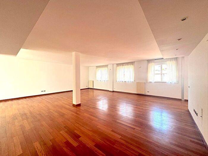 Appartamento trilocale in vendita in Via Salasco, Bocconi, Milano