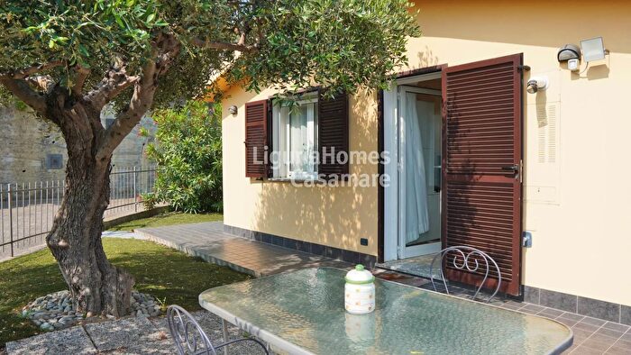 Casa trilocale in vendita in Strada Civezza, Imperia