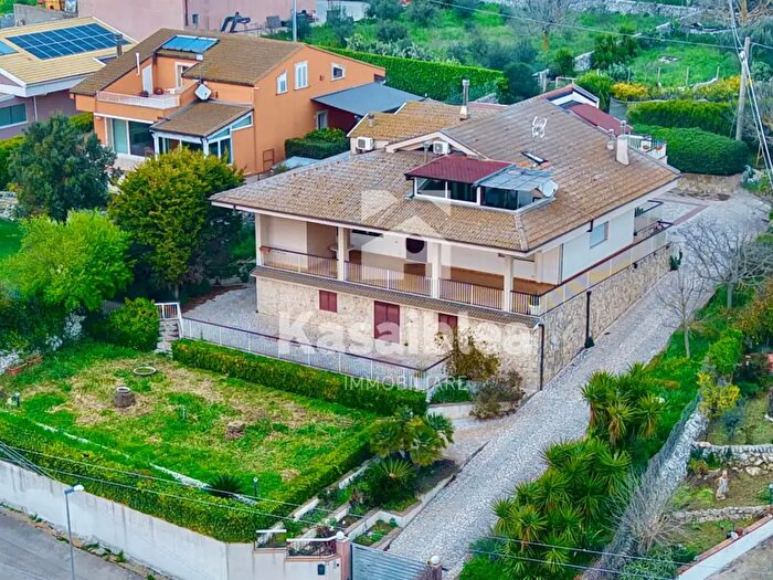 Casa con 10 locali in vendita in Cda Fortugnello, Ragusa