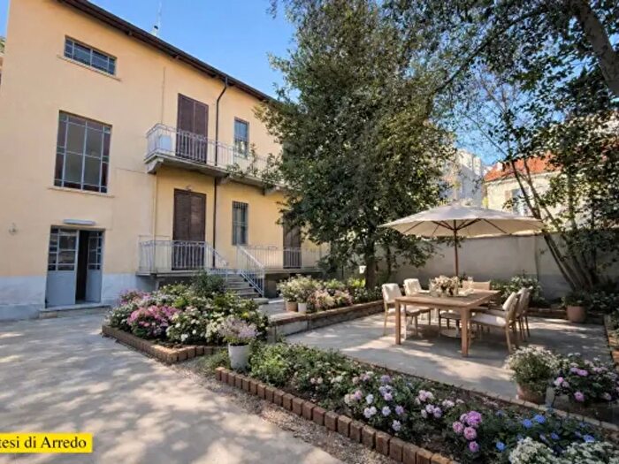Casa con 6 locali in vendita in Via Borgomanero, Torino