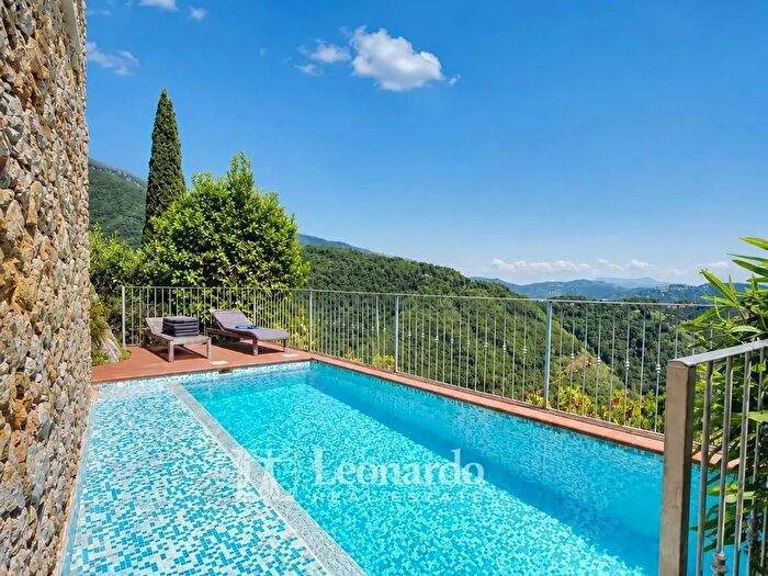 Casa con 9 locali in vendita in Via Capezzano Monte Snc, Pietrasanta