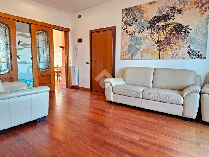 Appartamento trilocale in affitto in Via orlando vittorio emanuele, Gratosoglio, Milano