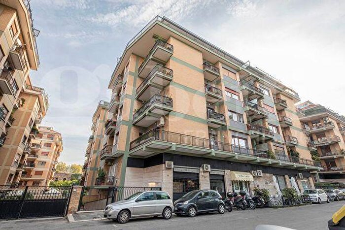 Appartamento trilocale in vendita in Via Deruta, Roma