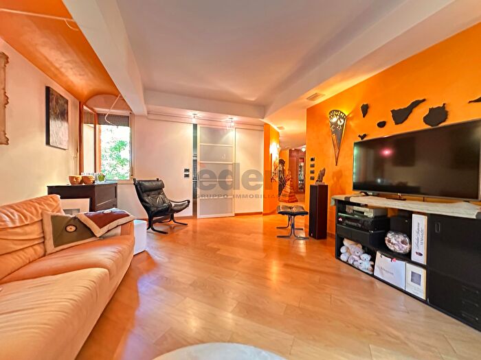 Appartamento con 9 locali in vendita in Piazza Guido Rossa, Modena