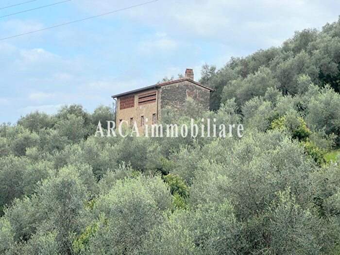 Casa con 9 locali in vendita in Camaiore