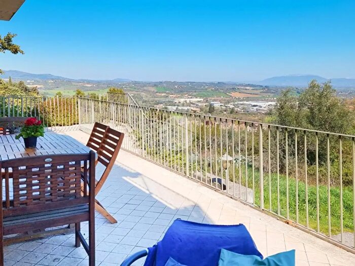 Casa trilocale in vendita in Via Mario Laureti, Spoleto