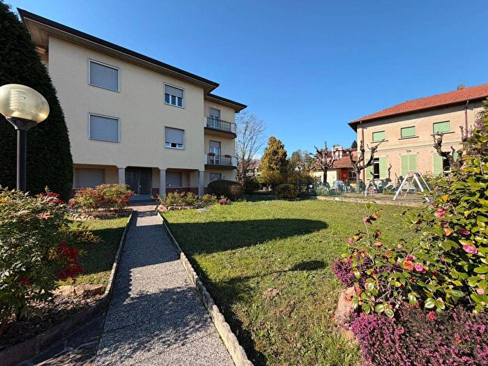 Appartamento trilocale in affitto in Via San Carlo, Lissago Calcinate, Varese