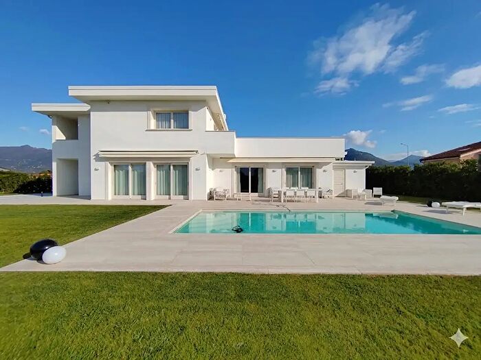 Casa con 5 locali in vendita in Via Vaiana, Pietrasanta