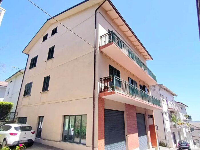 Casa con 8 locali in vendita in Monte Urano