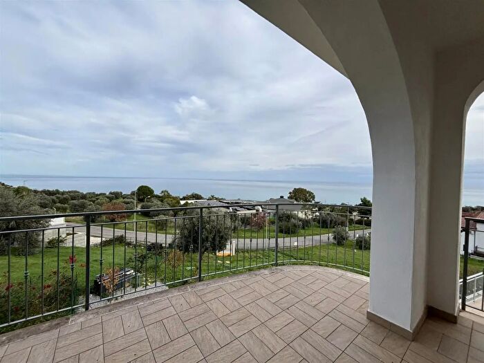 Appartamento quadrilocale in vendita in Via Civita, Roseto Capo Spulico