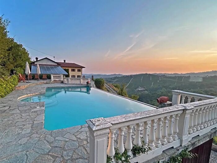 Casa con 9 locali in vendita in Mango
