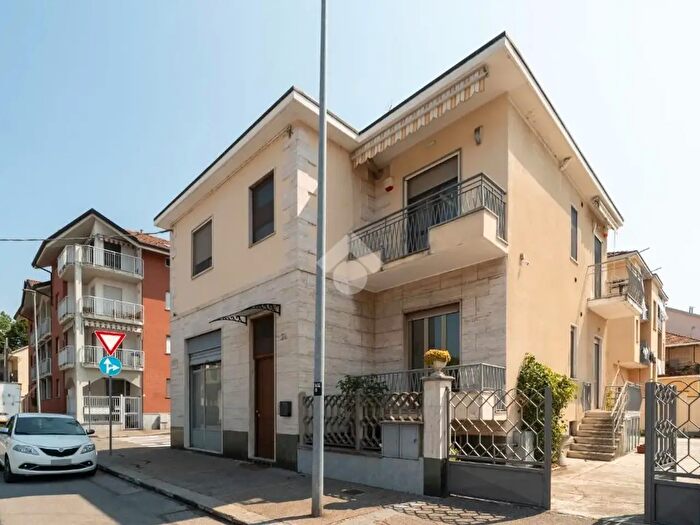 Appartamento quadrilocale in vendita in Via Adige, Torino