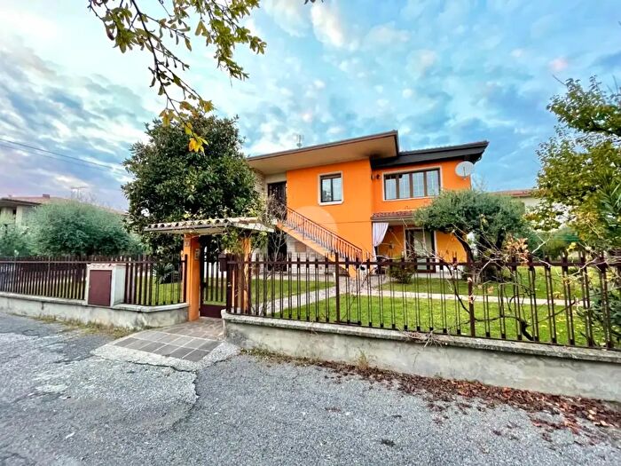 Casa quadrilocale in vendita in Via Bondinelli, Puegnago Sul Garda