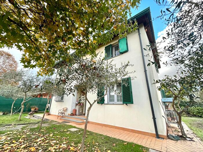 Casa con 5 locali in vendita in Elle Prade, Montignoso