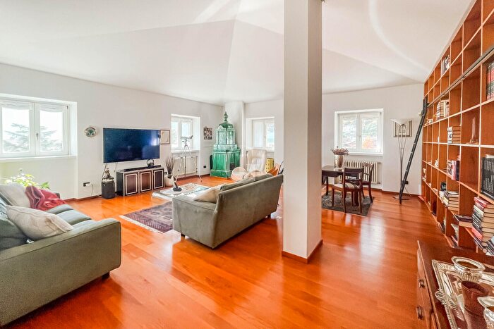 Appartamento con 10 locali in vendita in Via Negrelli, Riva Del Garda