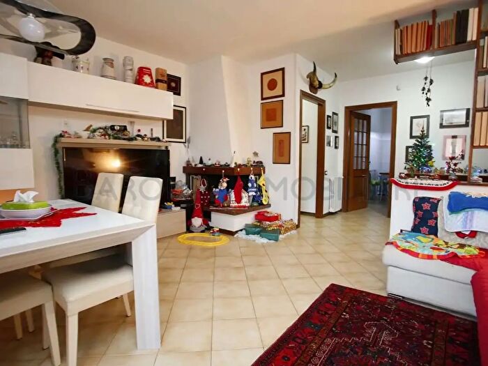 Appartamento con 5 locali in vendita in Via Bonascola, Carrara