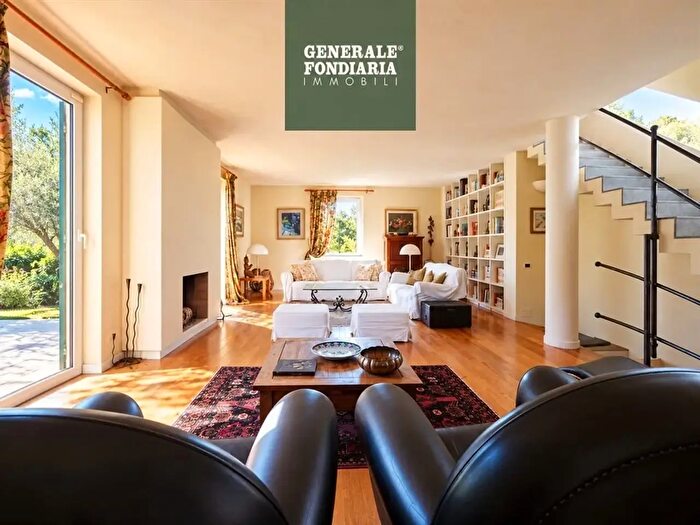 Casa con 5 locali in vendita in Bolano