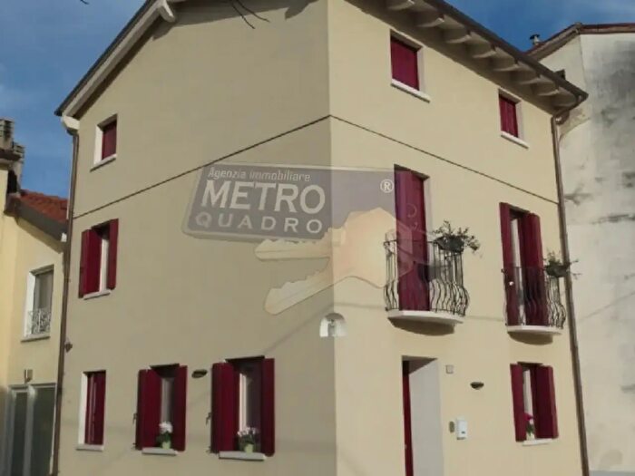 Casa con 6 locali in vendita in Piazza IV Novembre, Carre'