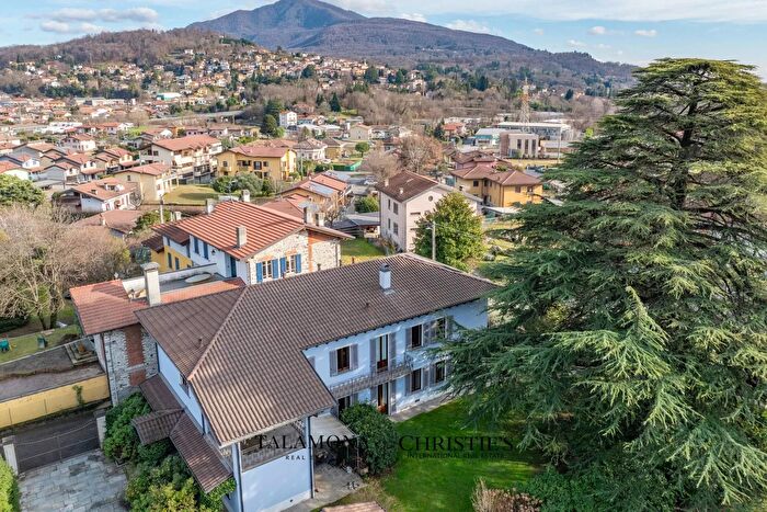 Casa con 7 locali in vendita in Caravate