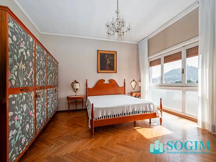 Appartamento trilocale in vendita in Via Luigi Dottesio, Como