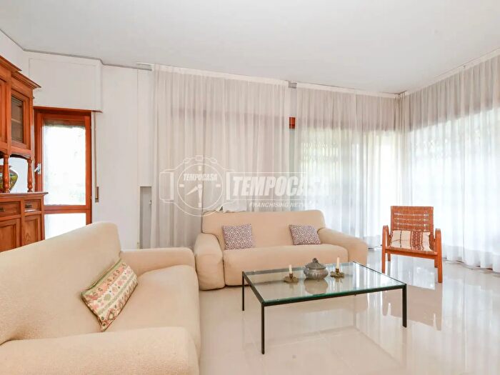 Appartamento quadrilocale in vendita in Via Cornella, Gardone Riviera