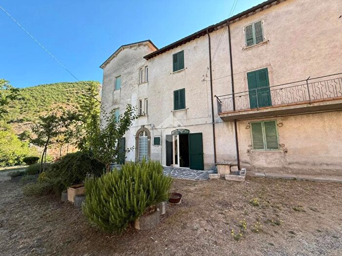 Casa con 8 locali in vendita in Località Montefiume, Scheggia E Pascelupo
