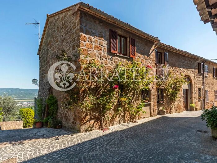 Casa con 8 locali in vendita in Via Tirso, Orvieto