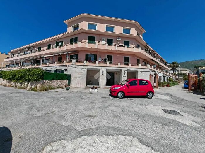 Appartamento trilocale in vendita in Via Annecchino Raimondo, Pozzuoli