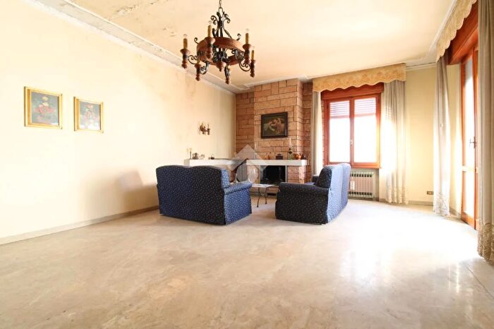 Casa con 8 locali in vendita in Via Giacobazzi, Sassuolo