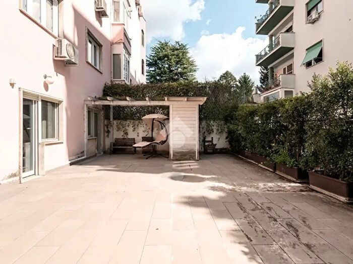 Appartamento trilocale in vendita in Via Egidio Albornoz, Roma