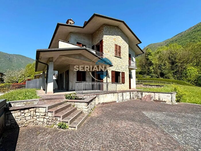 Casa quadrilocale in vendita in Via Favallo, Albino