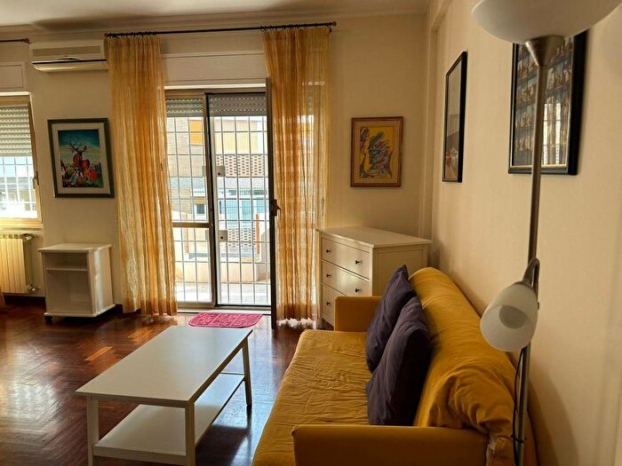 Appartamento trilocale in affitto in Via Gradoli, Tomba di Nerone, Roma