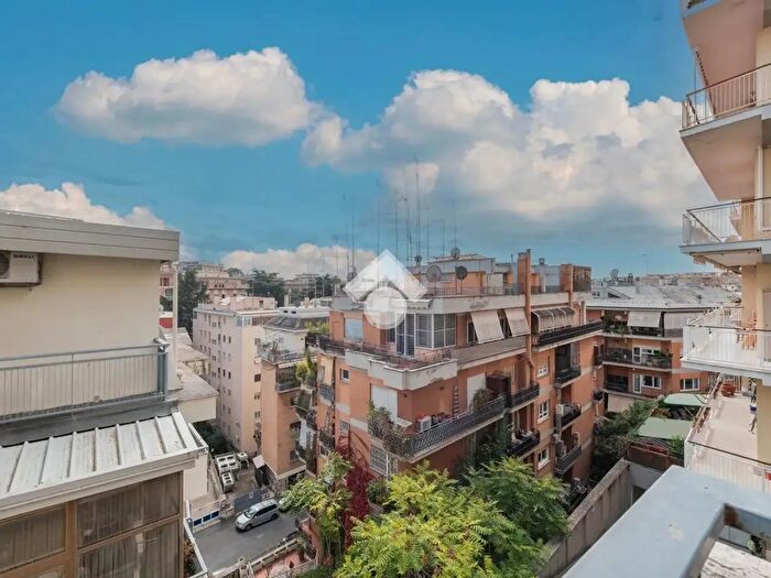 Appartamento trilocale in vendita in Via Seneca, Roma