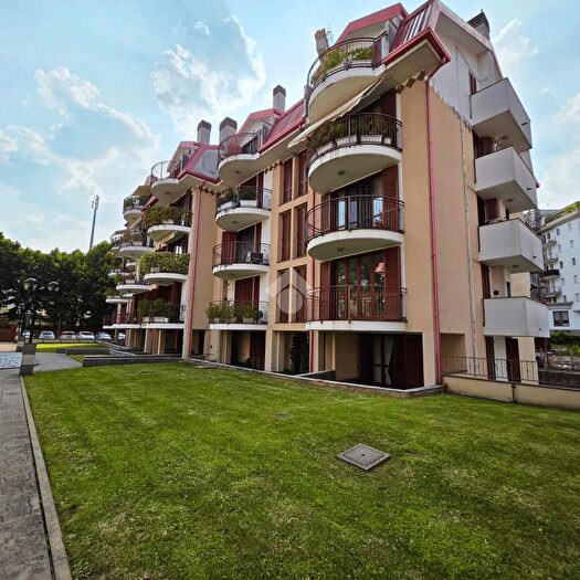 Appartamento trilocale in vendita in Via Angelo Curioni, Gallarate